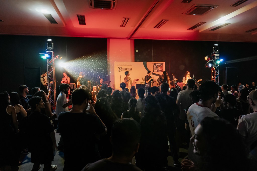 Banda se apresenta diante do público na Balada VegFest 2025