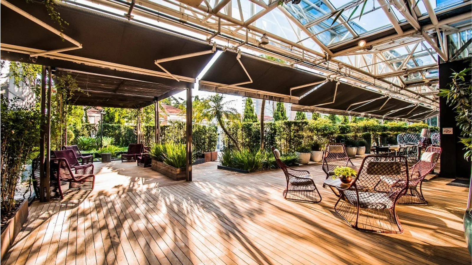 Terraço arborizado do Pullman São Paulo Ibirapuera
